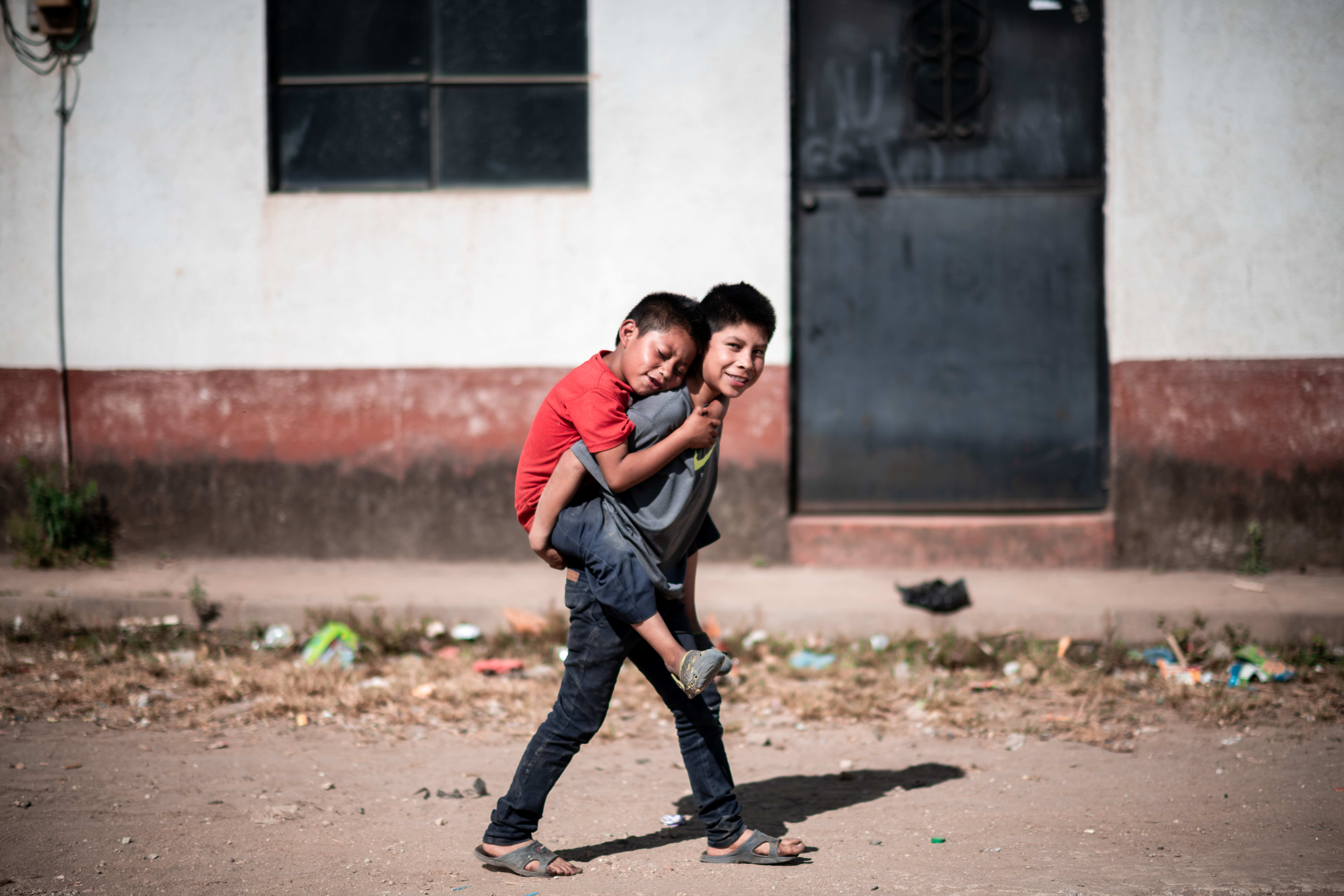 Guatemala Junge trägt anderen Jungen Huckepack (Quelle: Fabian Strauch) Guatemala Junge trägt anderen Jungen Huckepack (Quelle: Fabian Strauch)