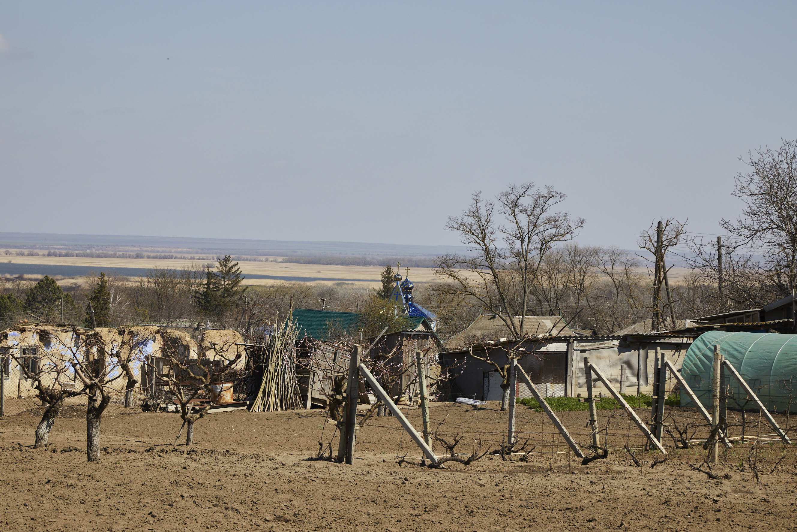 Tudora, im Hintergrund Blick auf die Ukraine (Quelle: Benjamin Kaufmann für CONCORDIA Sozialprojekte) Tudora, im Hintergrund Blick auf die Ukraine (Quelle: Benjamin Kaufmann für CONCORDIA Sozialprojekte)