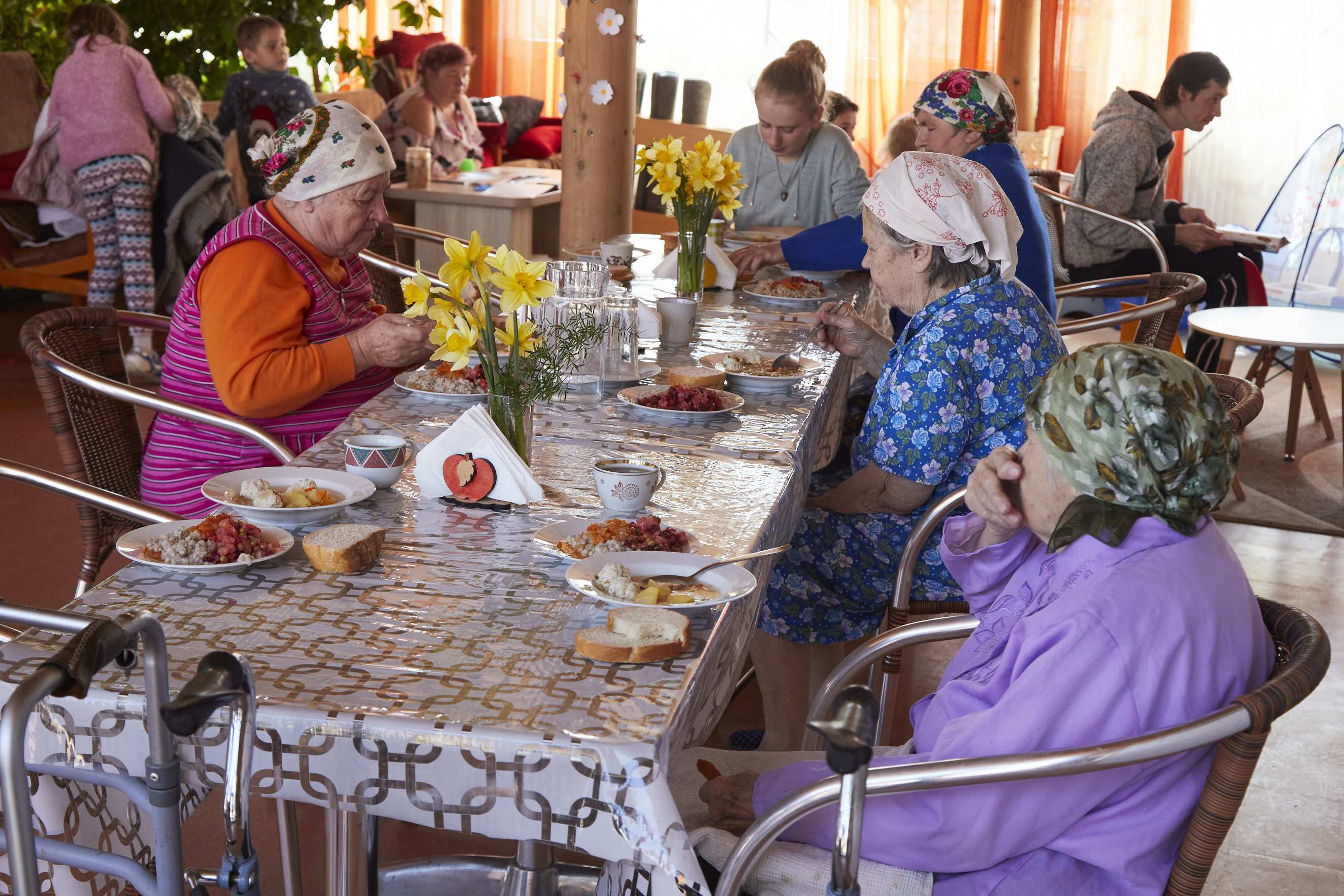 Tudora/Moldau: Treffen mehrerer Generationen im CONCORDIA-Zentrum (Benjamin Kaufmann für CONCORDIA Sozialprojekte) Tudora/Moldau: Treffen mehrerer Generationen im CONCORDIA-Zentrum (Benjamin Kaufmann für CONCORDIA Sozialprojekte)