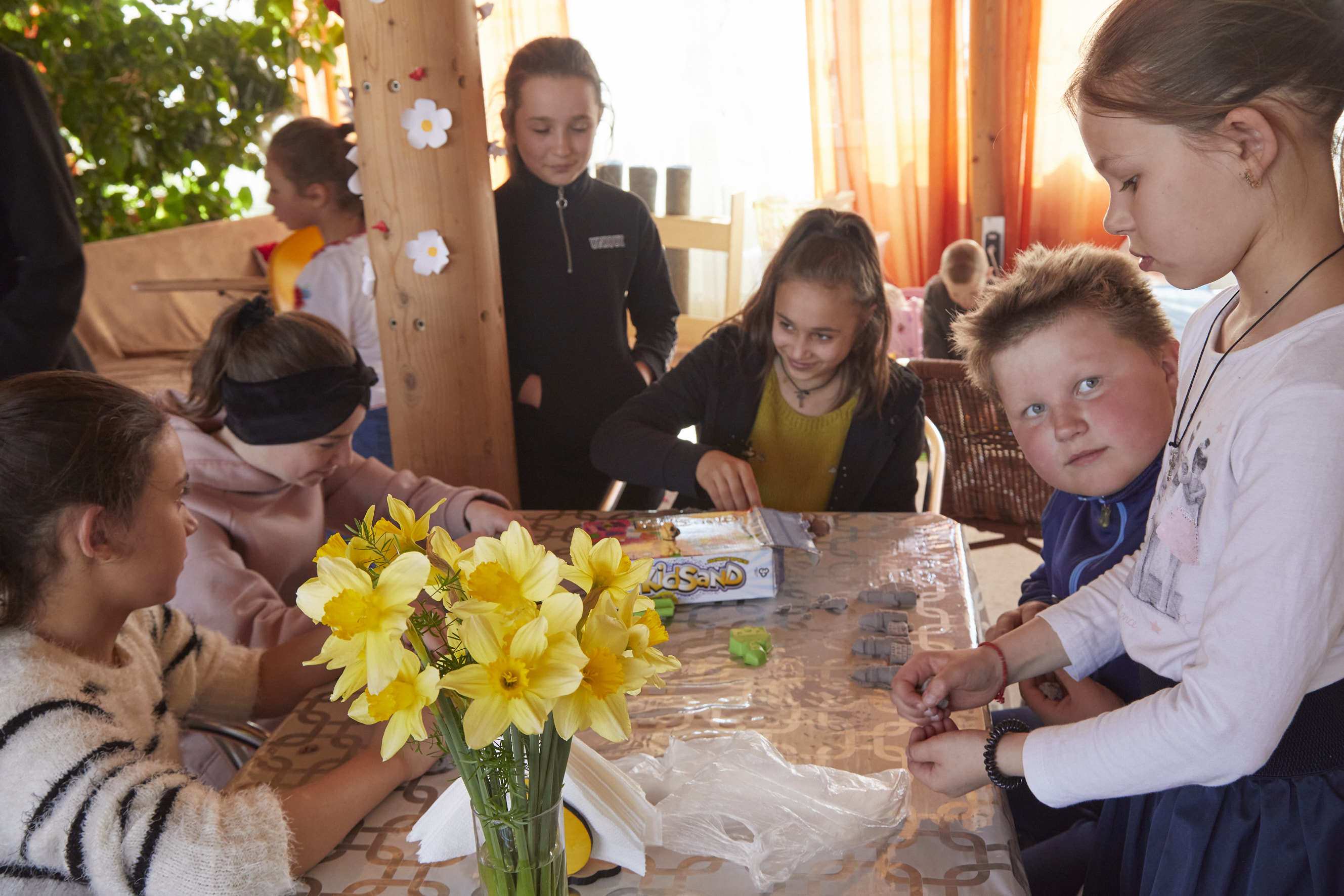 Tudora/Moldau: Dorfkinder und Kinder aus der Ukraine spielen gemeinsam im CONCORDIA-Zentrum (Benjamin Kaufmann für CONCORDIA Sozialprojekte)