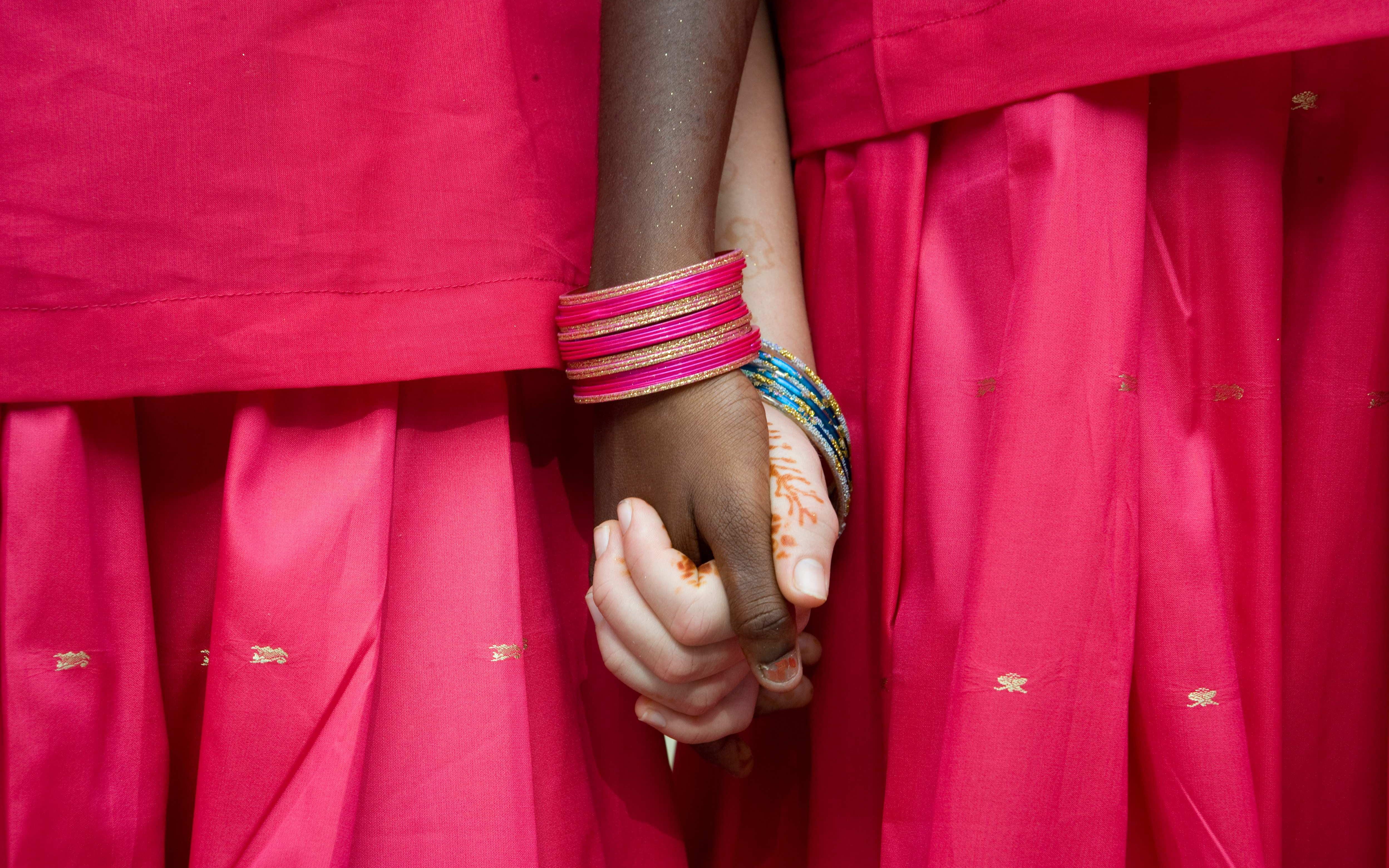 Indien: Zwei Mädchen halten sich an der Hand (Quelle: Kindernothilfe) Indien: Zwei Mädchen halten sich an der Hand (Quelle: Kindernothilfe)
