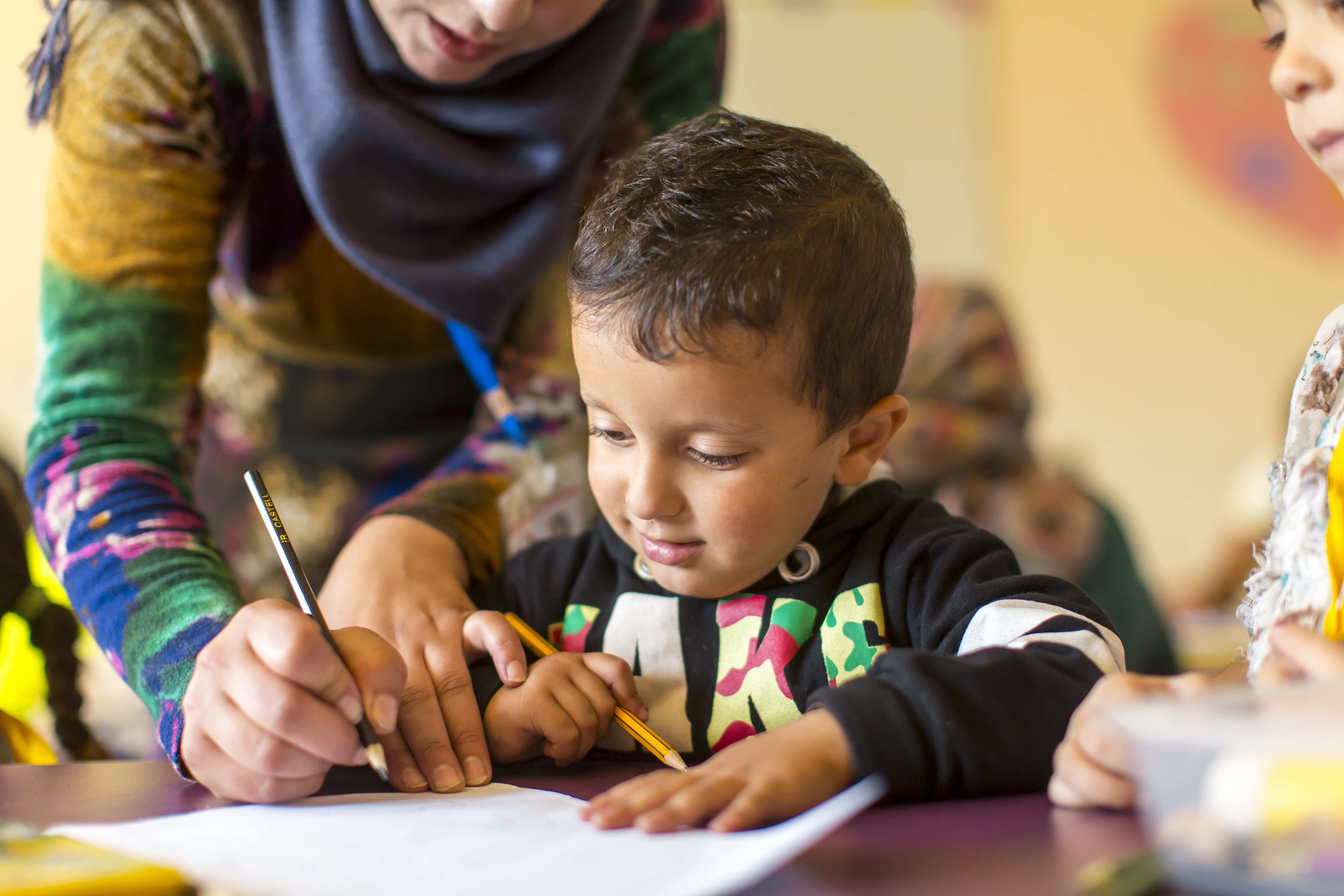 Unterricht von Flüchtlingskindern (Foto: Jakob Studnar)