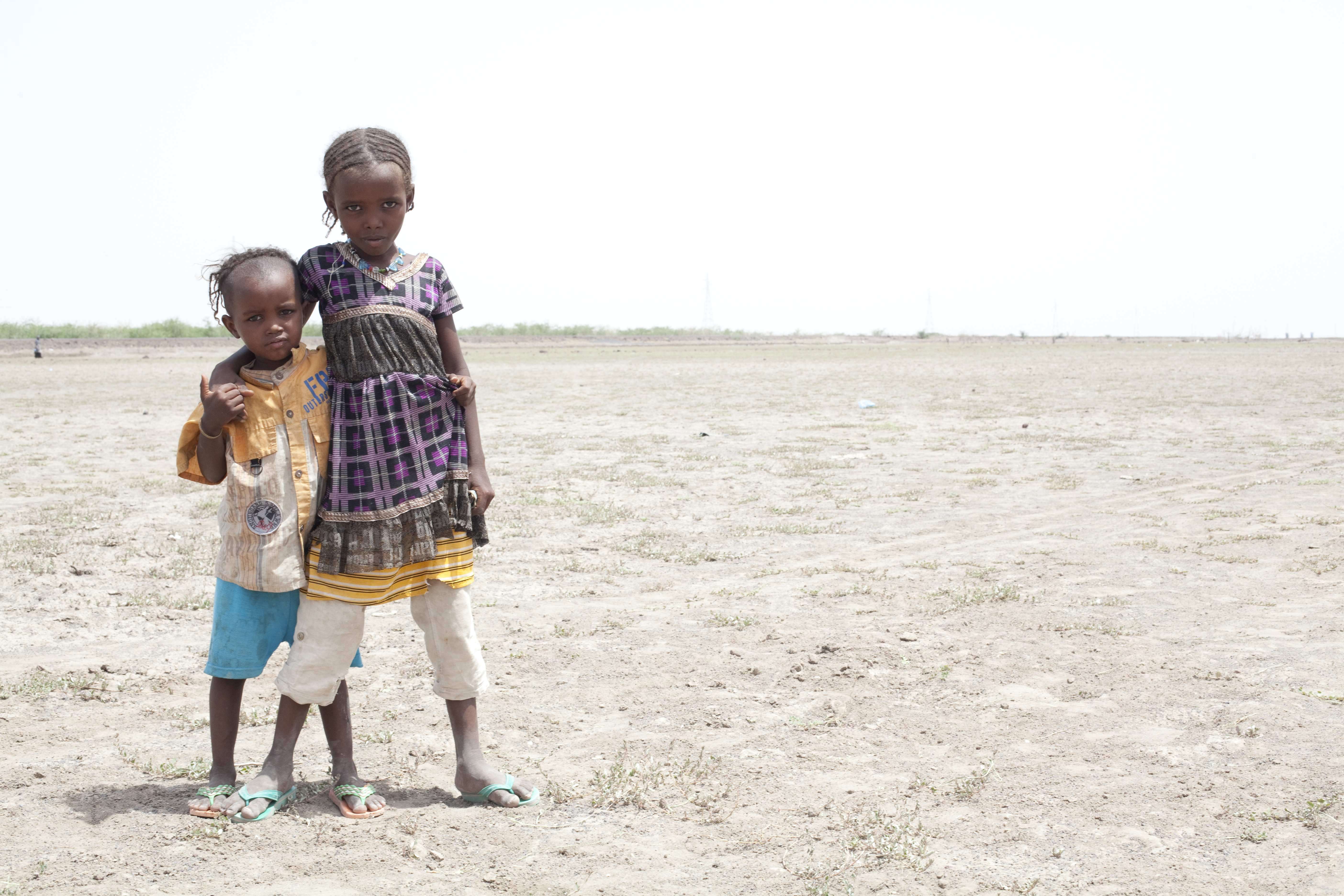 Nomaden Kinder - Humanitäre Hilfe für Dürreopfer in Äthiopien, Afar Nomaden, Kinder, Wüste, zwei Mädchen