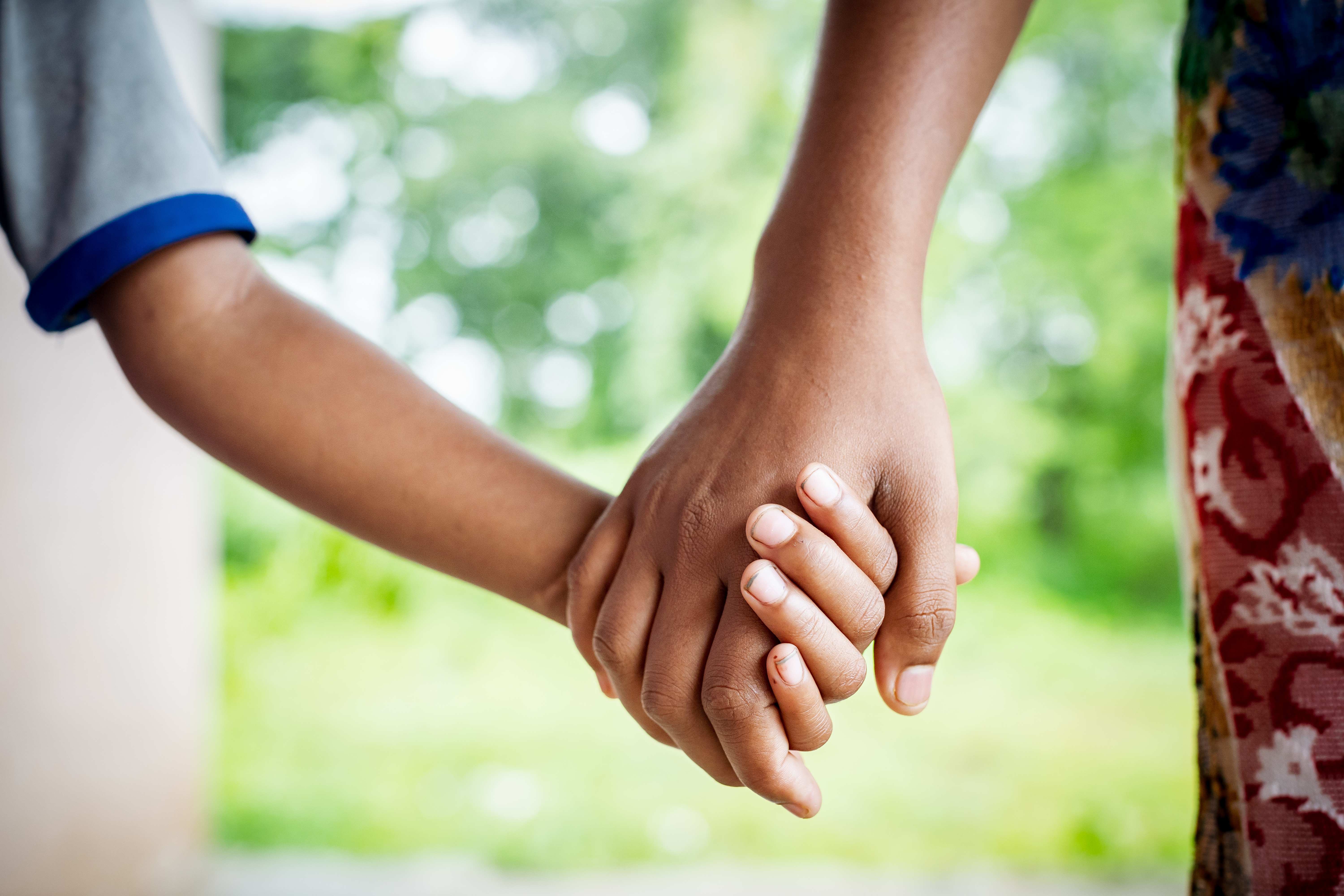 Zwei Kinder gehen Hand in Hand Nahaufnahme der Händer (Quelle: Jakob Studnar)