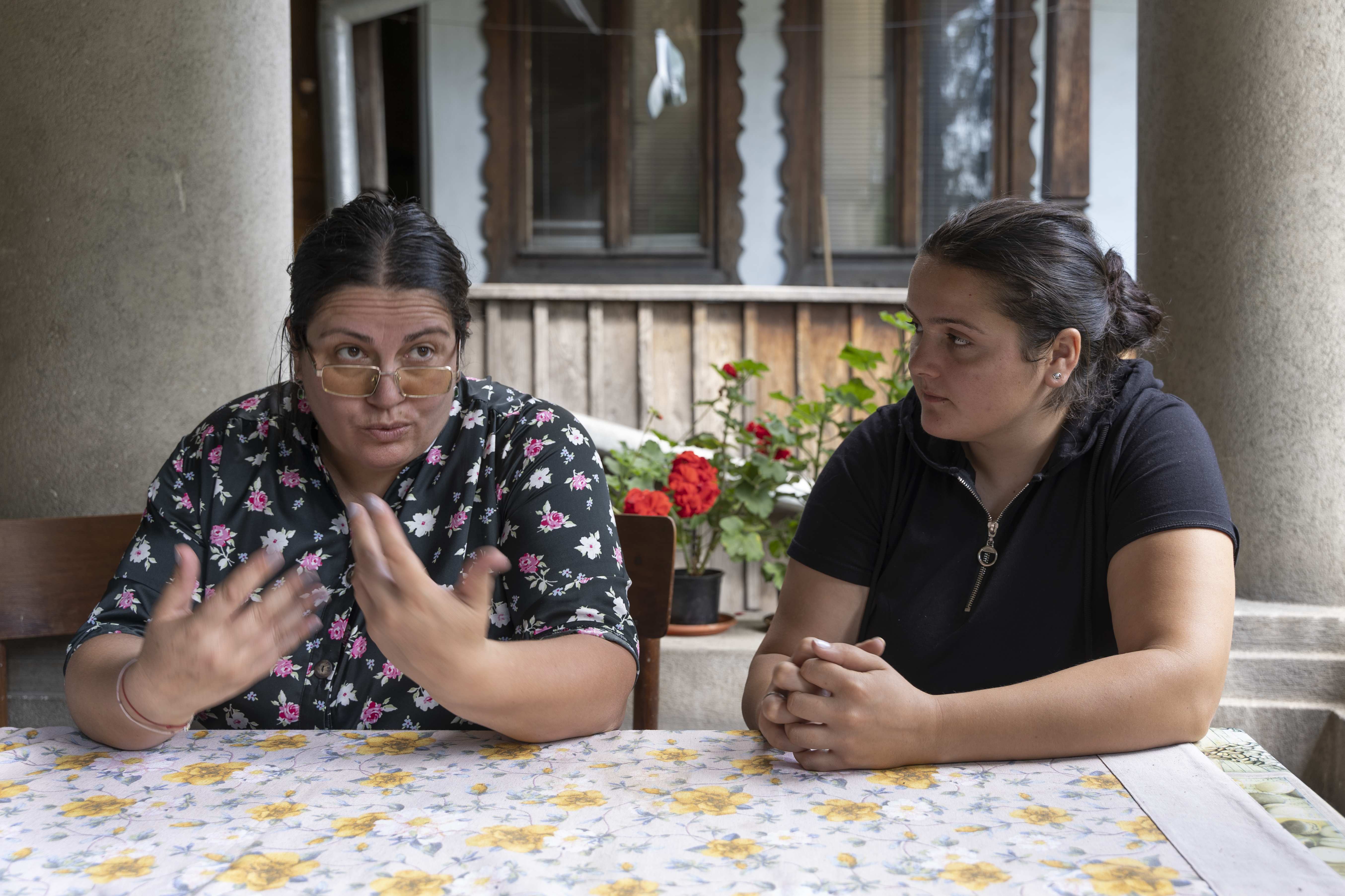 Lucia Soci und Andreea Cocut, Caritas-Mitarbeiterinnen in Campulung (Quelle: Christian Nusch) Lucia Soci und Andreea Cocut, Caritas-Mitarbeiterinnen in Campulung (Quelle: Christian Nusch)