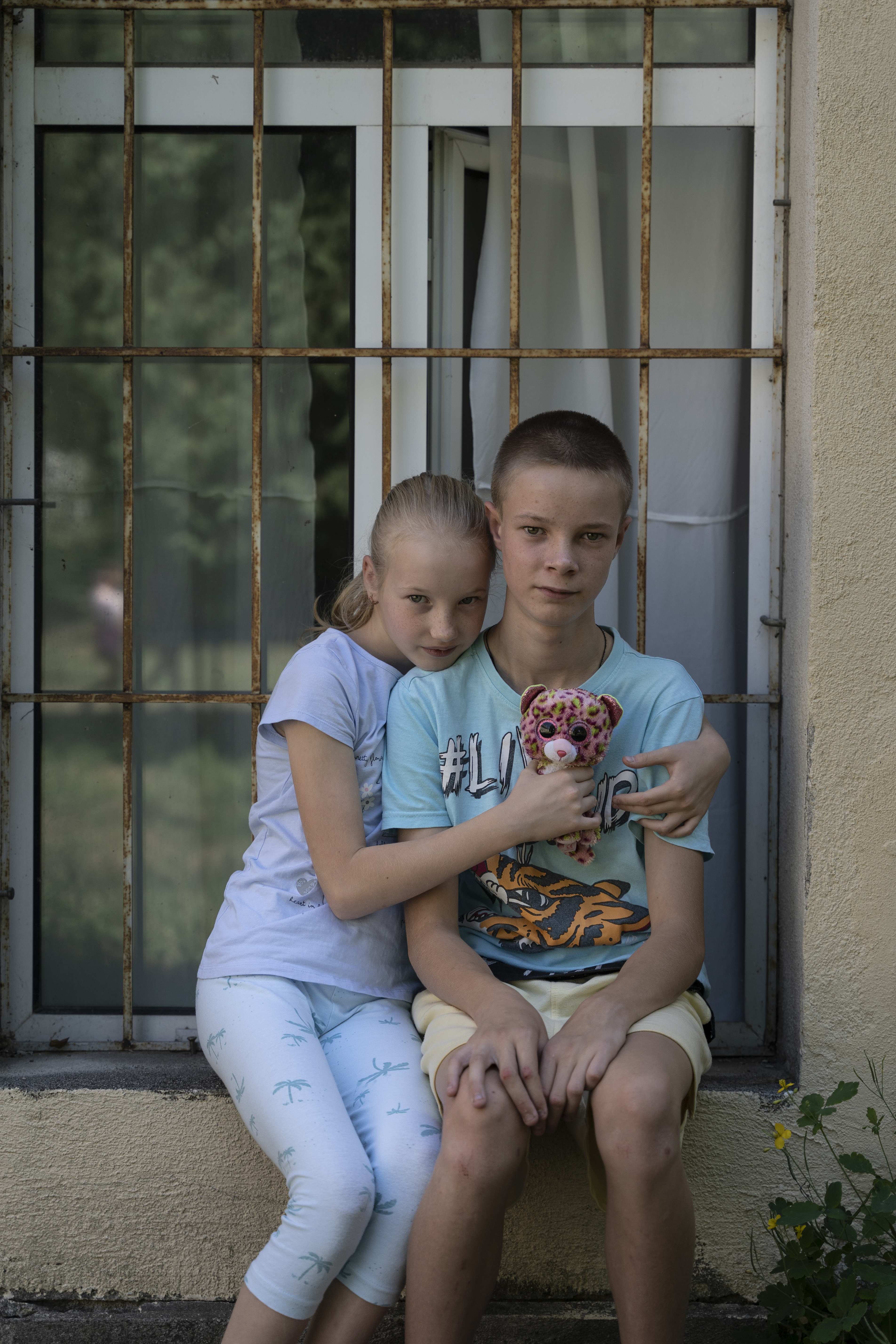 Die Geschwister Maria und Artem - Maria nahm auf der Flucht ein Plüschtier mit, das ihr Opa ihr geschenkt hatte (Quelle: Christian Nusch)