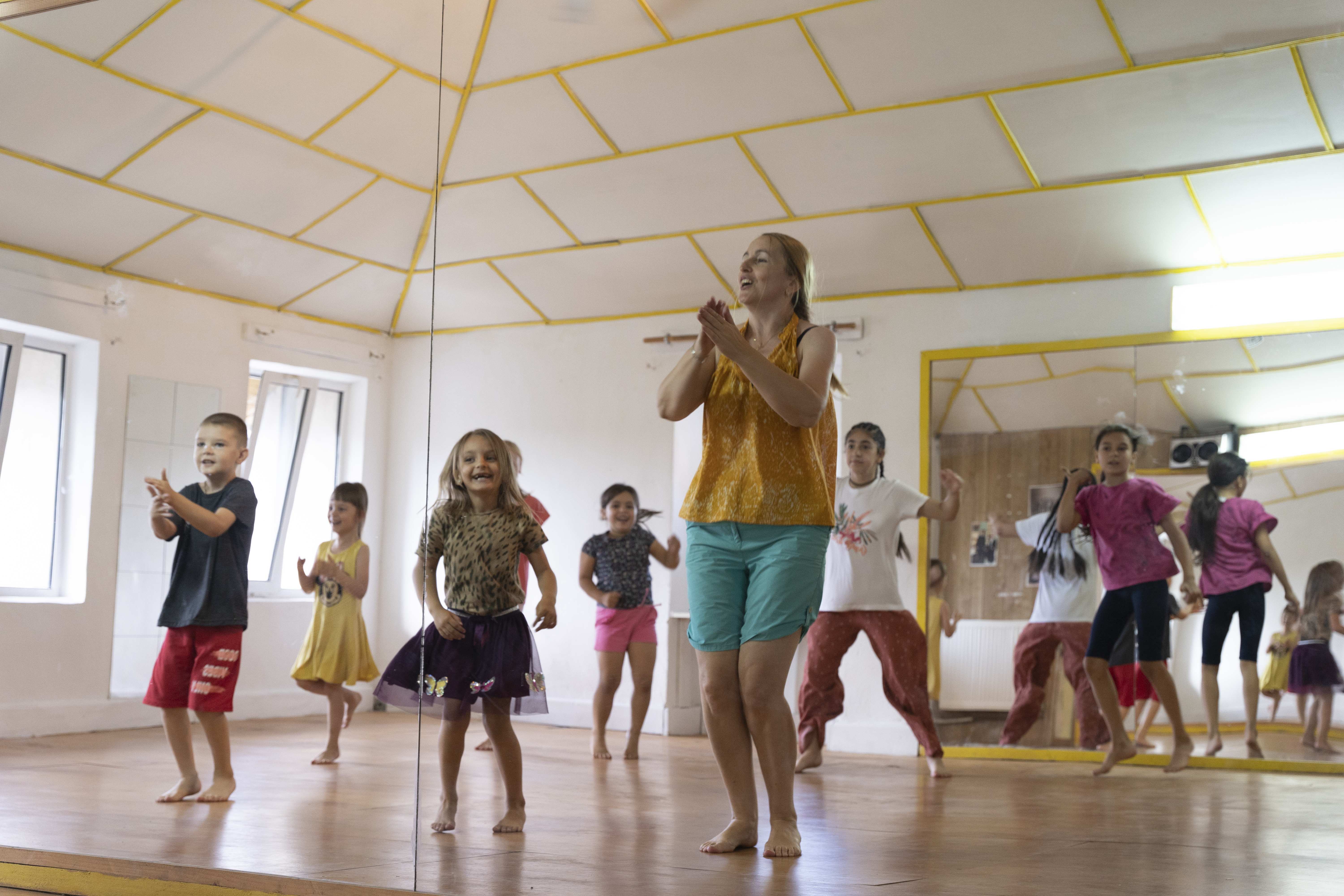 Eine Tanzlehrerin hilft den Kindern, sich bei lauter Musik auf dem ausgebauten Dachboden des Projekts auszutoben (Quelle: Christian Nusch) Eine Tanzlehrerin hilft den Kindern, sich bei lauter Musik auf dem ausgebauten Dachboden des Projekts auszutoben (Quelle: Christian Nusch)