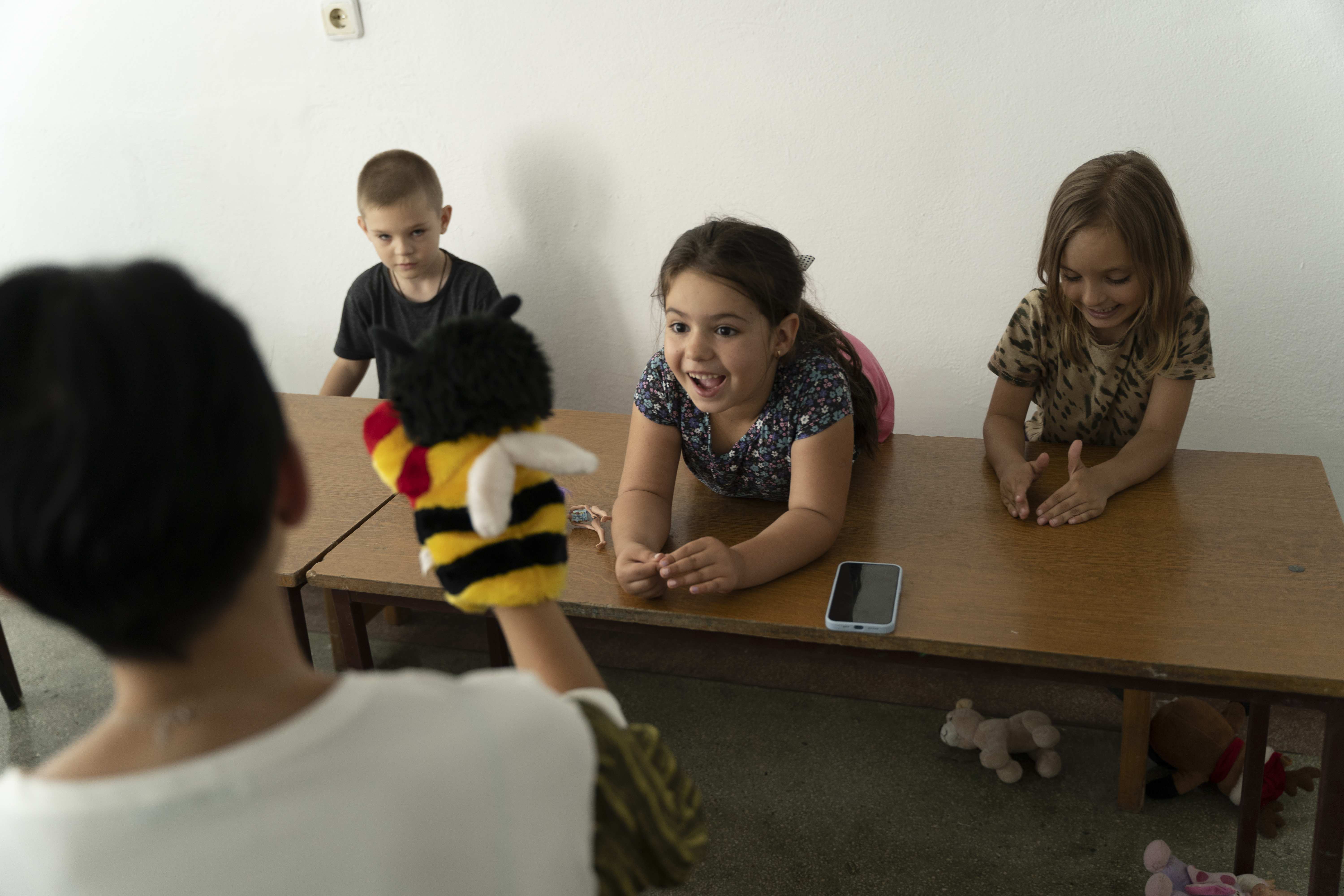 Bianca Marin arbeitet in ihren Therapiestunden mit Kindern mit Handpuppen, und die kommen bei manchen Kindern besonders gut an (Quelle: Christian Nusch) Bianca Marin arbeitet in ihren Therapiestunden mit Kindern mit Handpuppen, und die kommen bei manchen Kindern besonders gut an (Quelle: Christian Nusch)