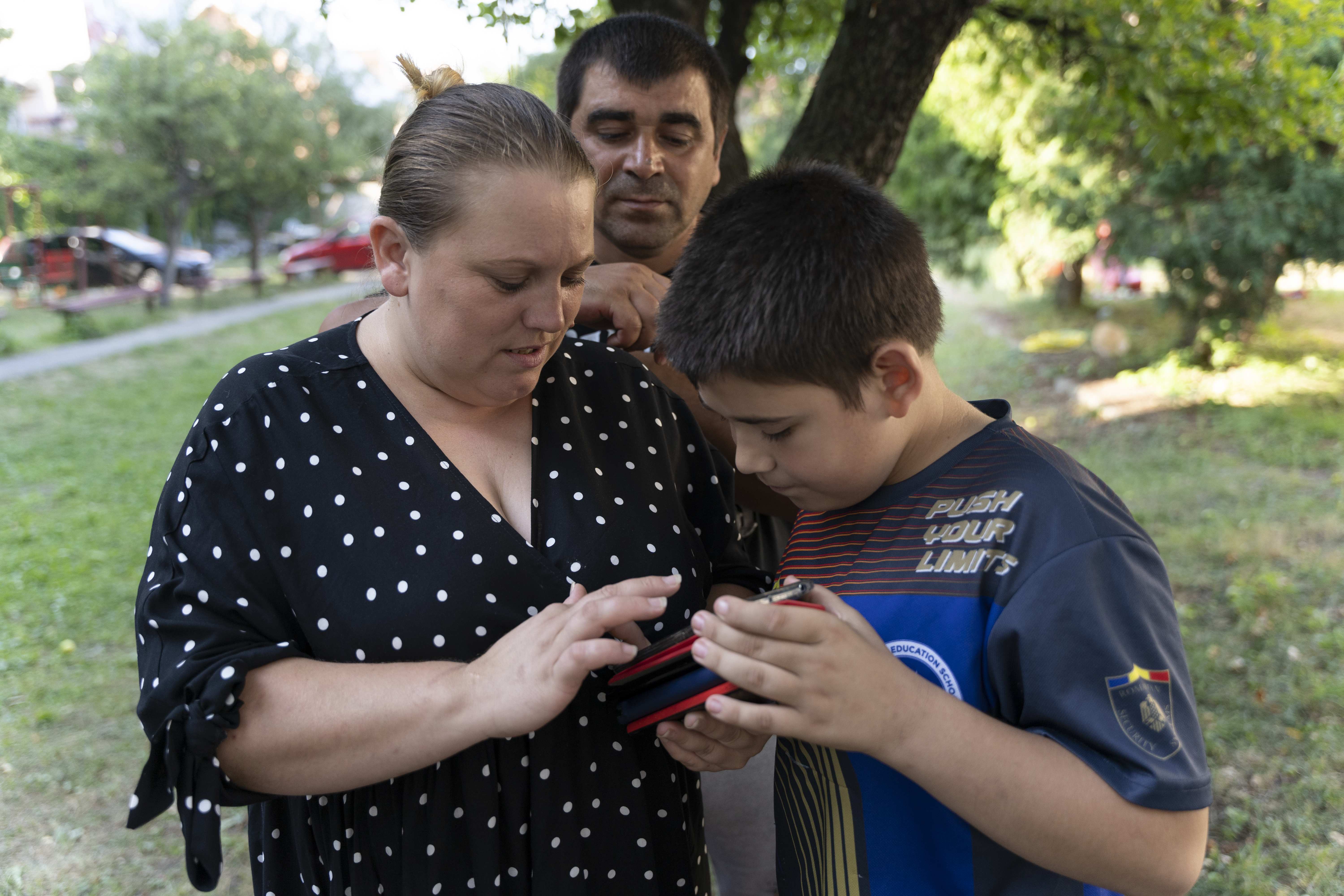Per Handy bleibt die Familie mit denen in Kontakt, die in Odessa geblieben sind (Quelle: Christian Nusch)