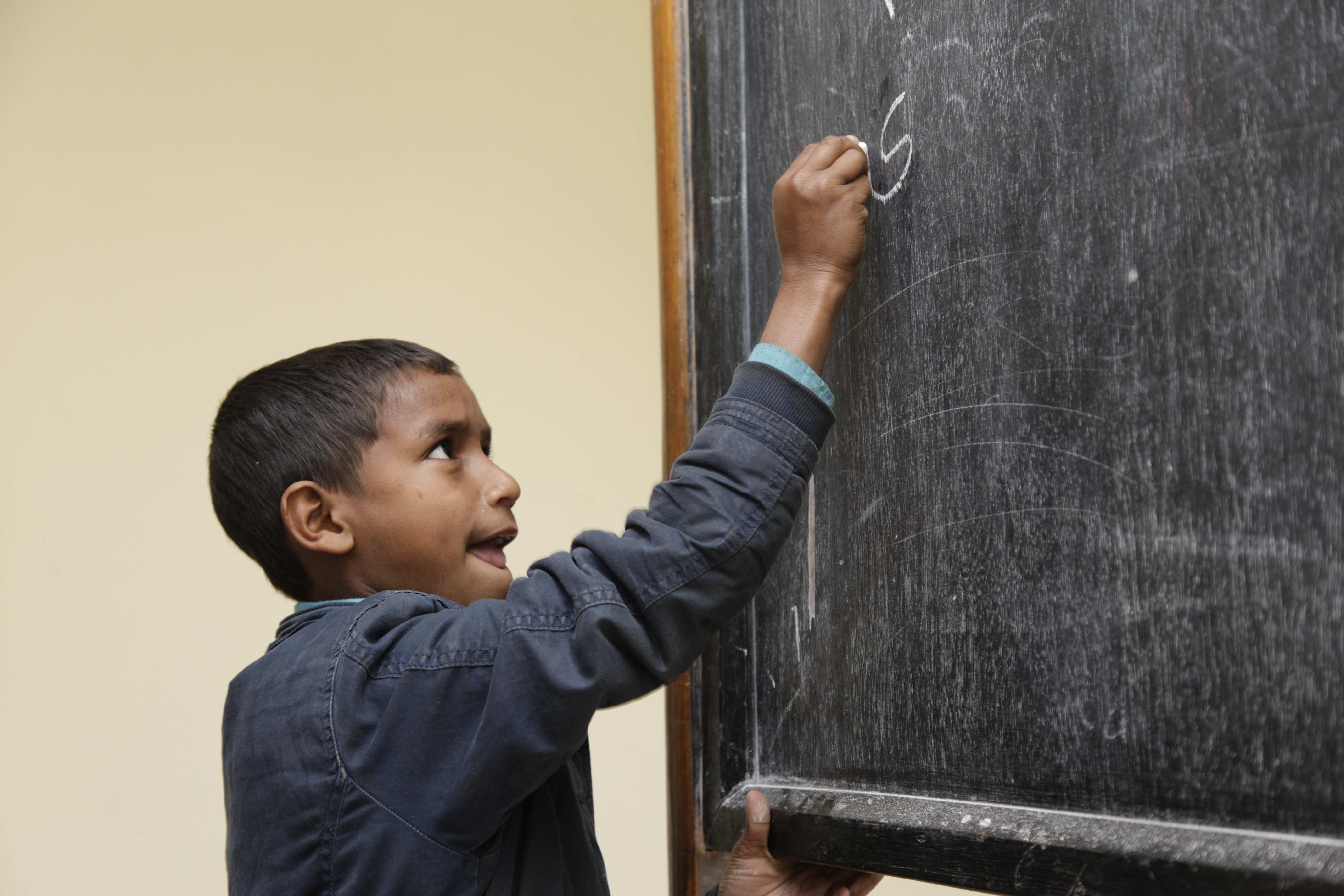 Ein Kind schreibt an eine Tafel (Quelle: Christian Herrmanny) Ein Kind schreibt an eine Tafel (Quelle: Christian Herrmanny)
