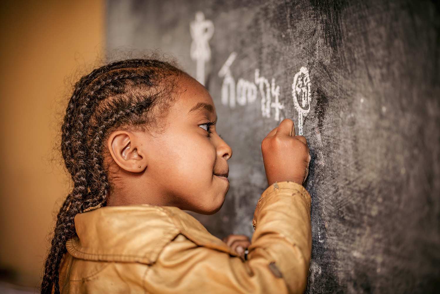 Kind malt mit Kreide an eine Tafel (Selbsthilfegruppen Äthiopien) (Quelle: Jakob Studnar) Kind malt mit Kreide an eine Tafel (Selbsthilfegruppen Äthiopien) (Quelle: Jakob Studnar)