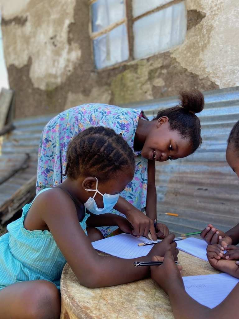 Südafrika-Reportage-Reise Nicole Macheroux - Familie Ncalan: Kinder spielen Schulunterricht (Quelle: Anne Becker)