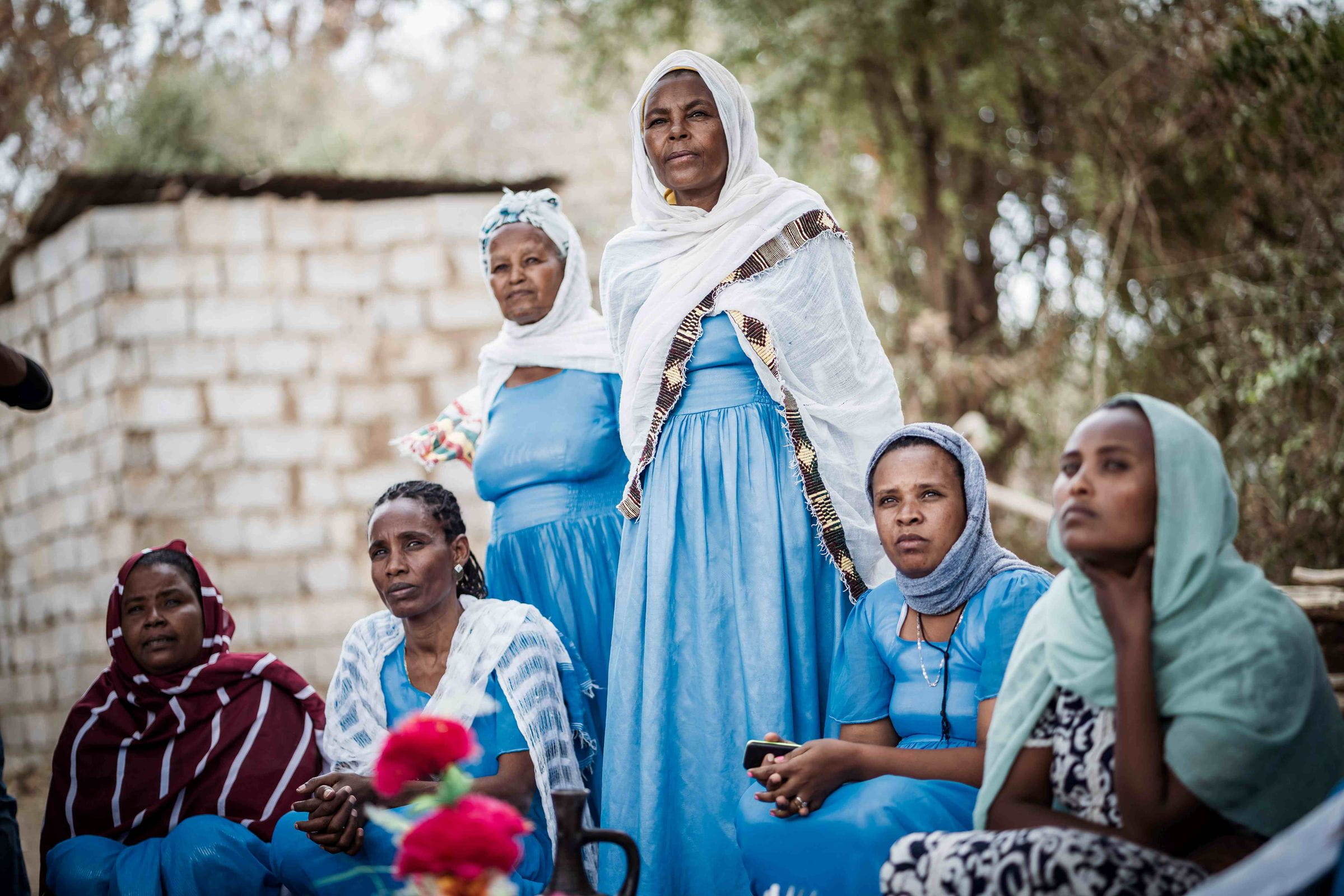 Frauen einer Selbsthilfegruppe in Äthiopien sitzen und stehen zusammen.  (Quelle: Jakob Studnar)