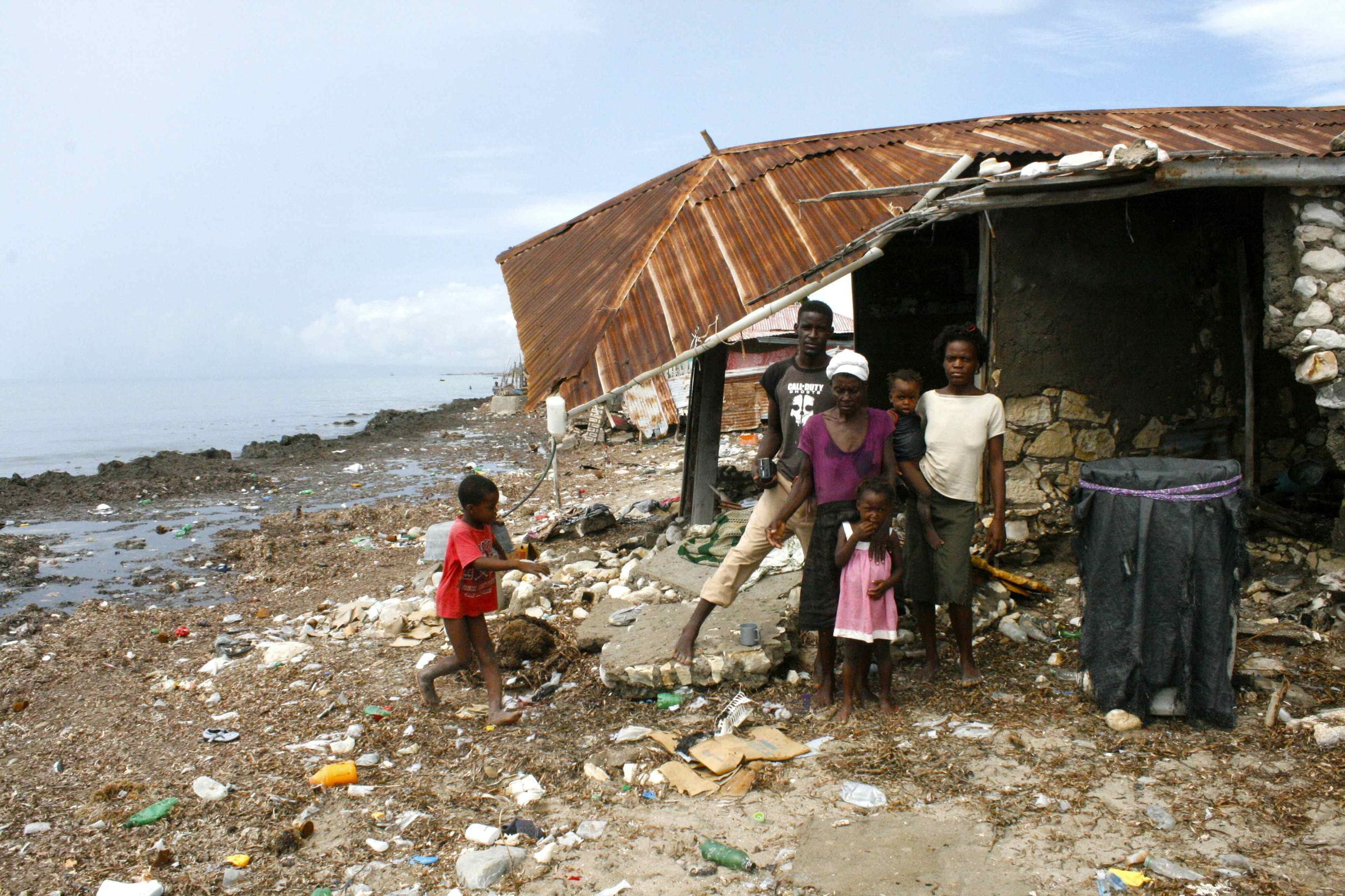 Hütte mit Familie in Haiti auf verdrecktem Grund.  (Quelle: Jürgen Schübelin)