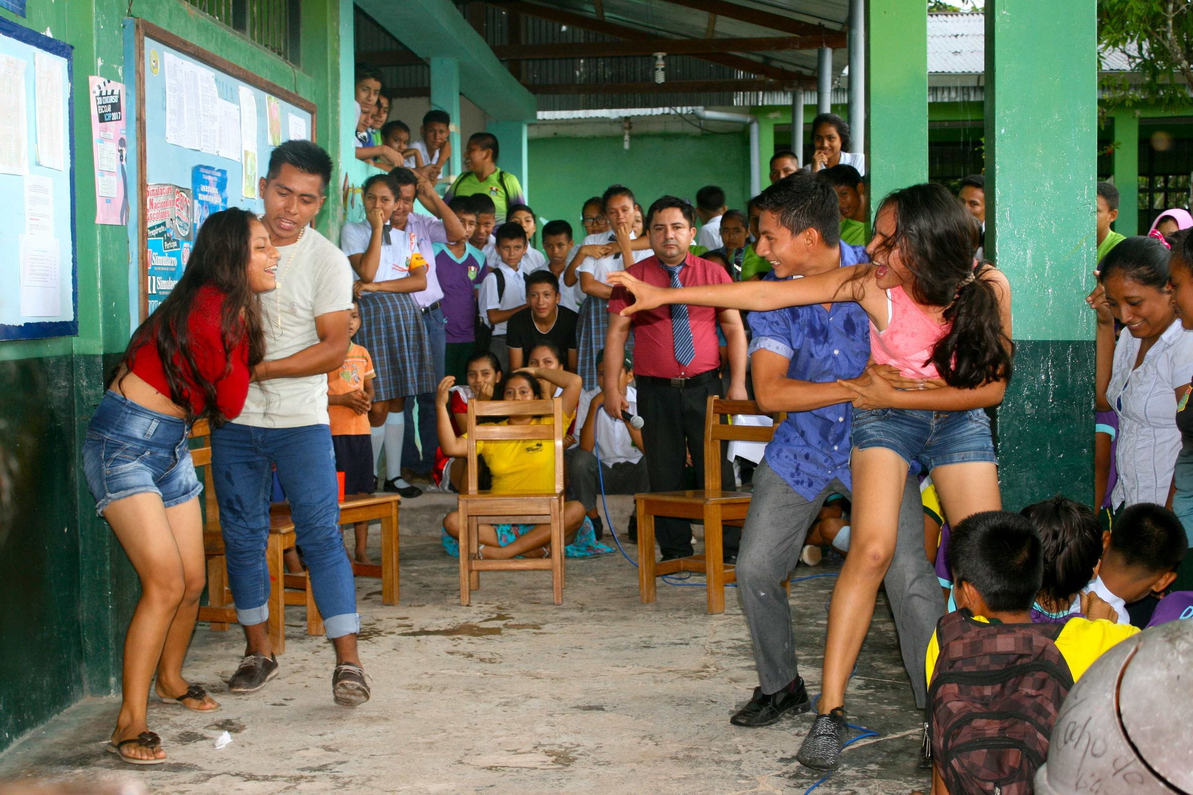 Theaterspiel in einer Schulklasse zum Thema Kinderhandel in Peru.  (Quelle: Jürgen Schübelin)