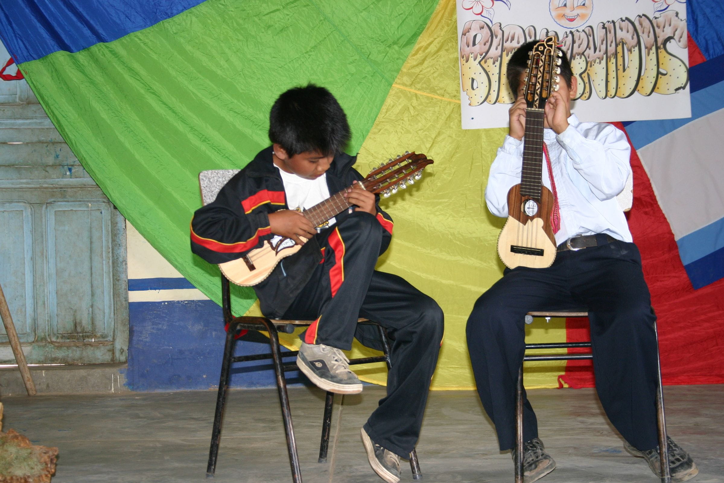 Zwei Jungen sitzen auf einer Bühne und spielen Gitarre. (Quelle: Carola Teitge)