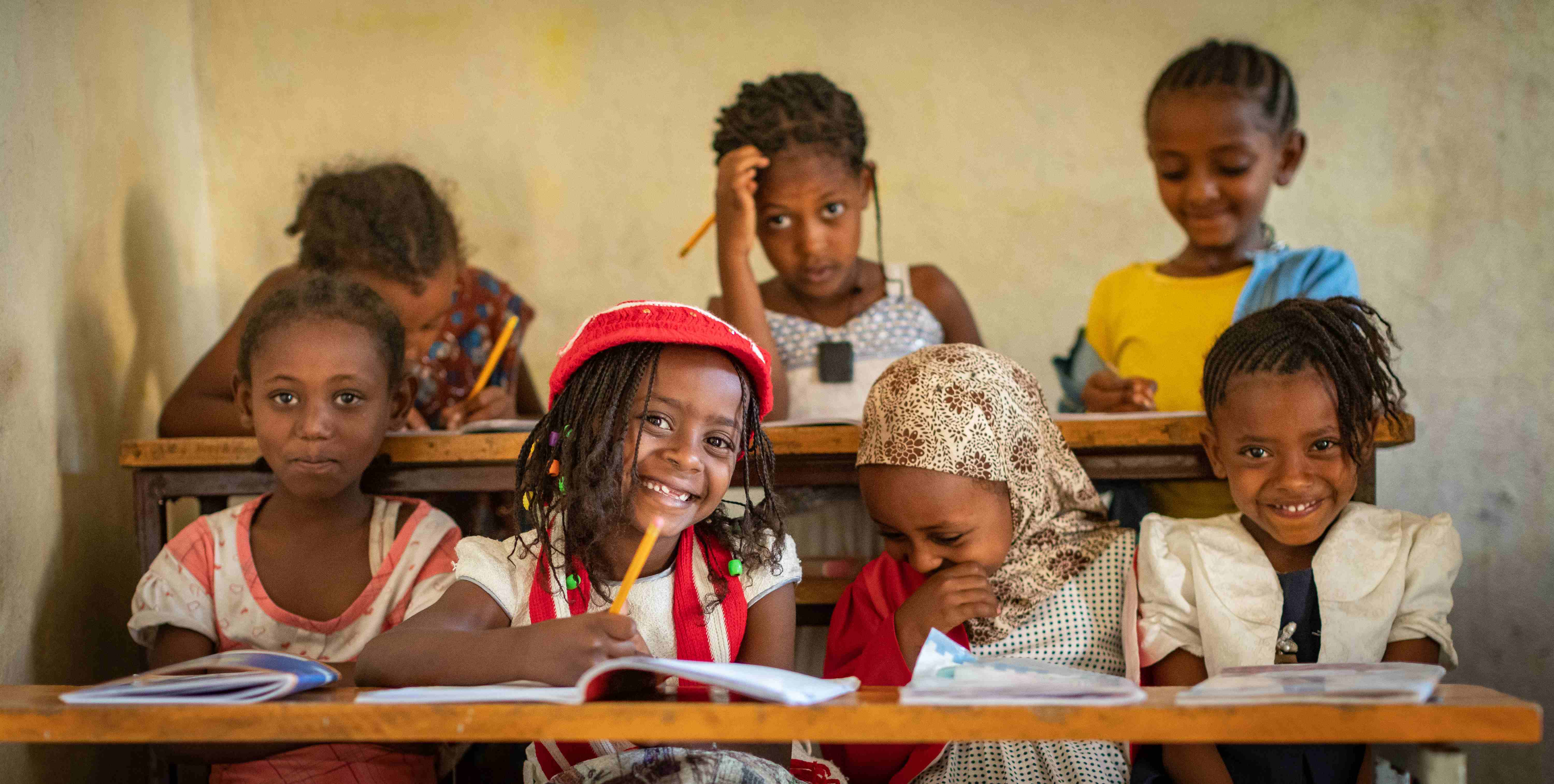 Äthiopische Mädchen sitzen im Klassenraum und folgen gespannt dem Unterricht. (Quelle. Jakob Studnar)