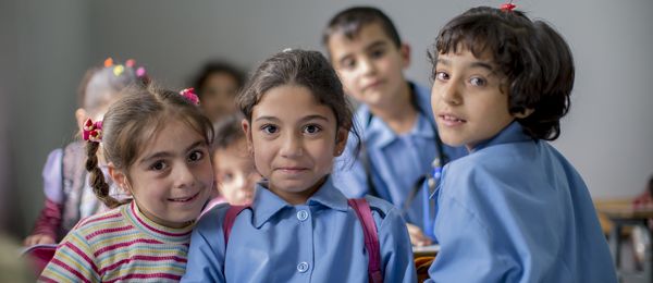 Flüchtlingskinder in einer Schule im Libanon schauen in die Kamera. (Quelle: Jakob Studnar) Flüchtlingskinder in einer Schule im Libanon schauen in die Kamera. (Quelle: Jakob Studnar)